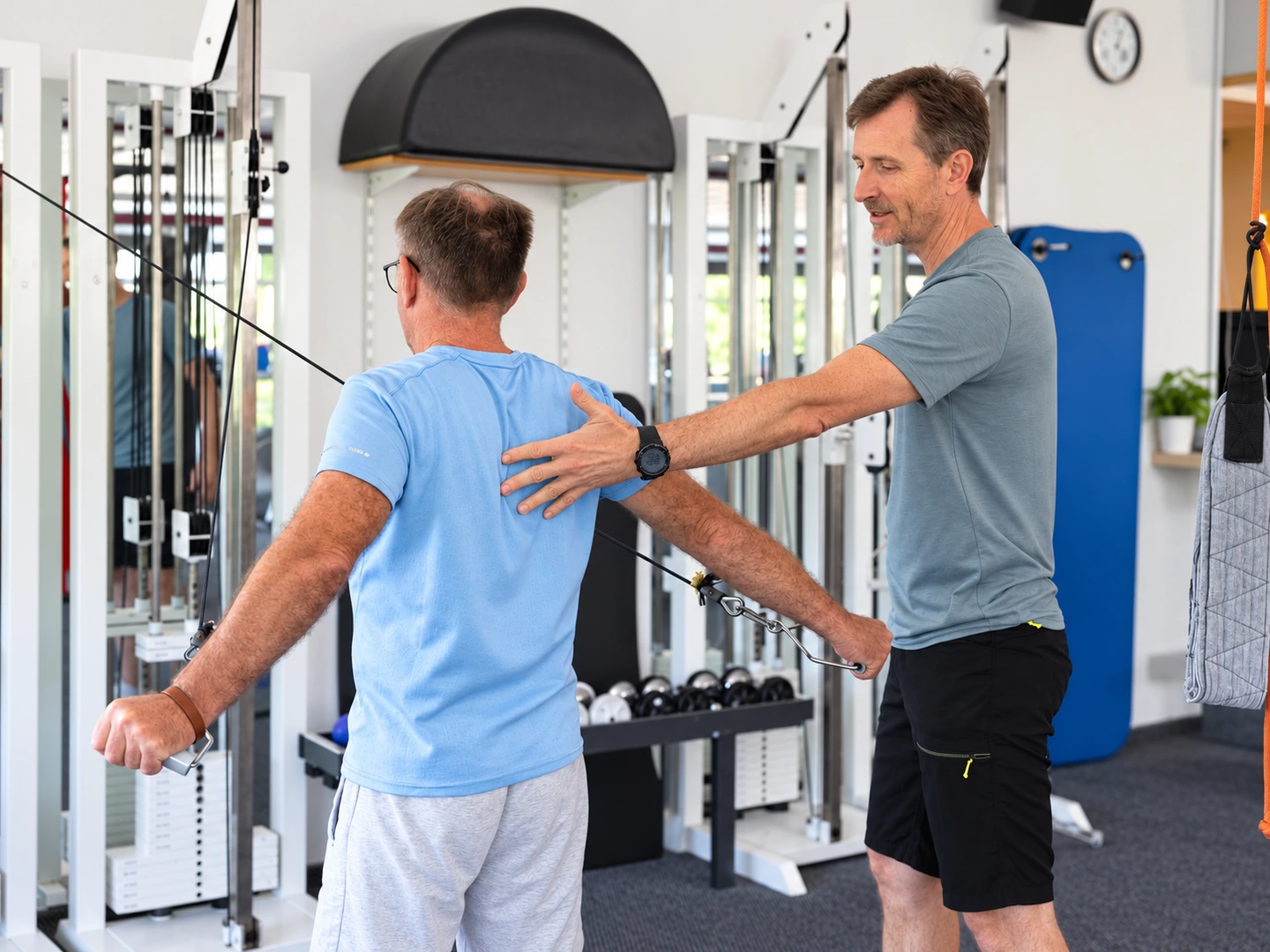 Trainer begleitet einen Kunden beim Training bei Campus Gesundheit Mögeldorf