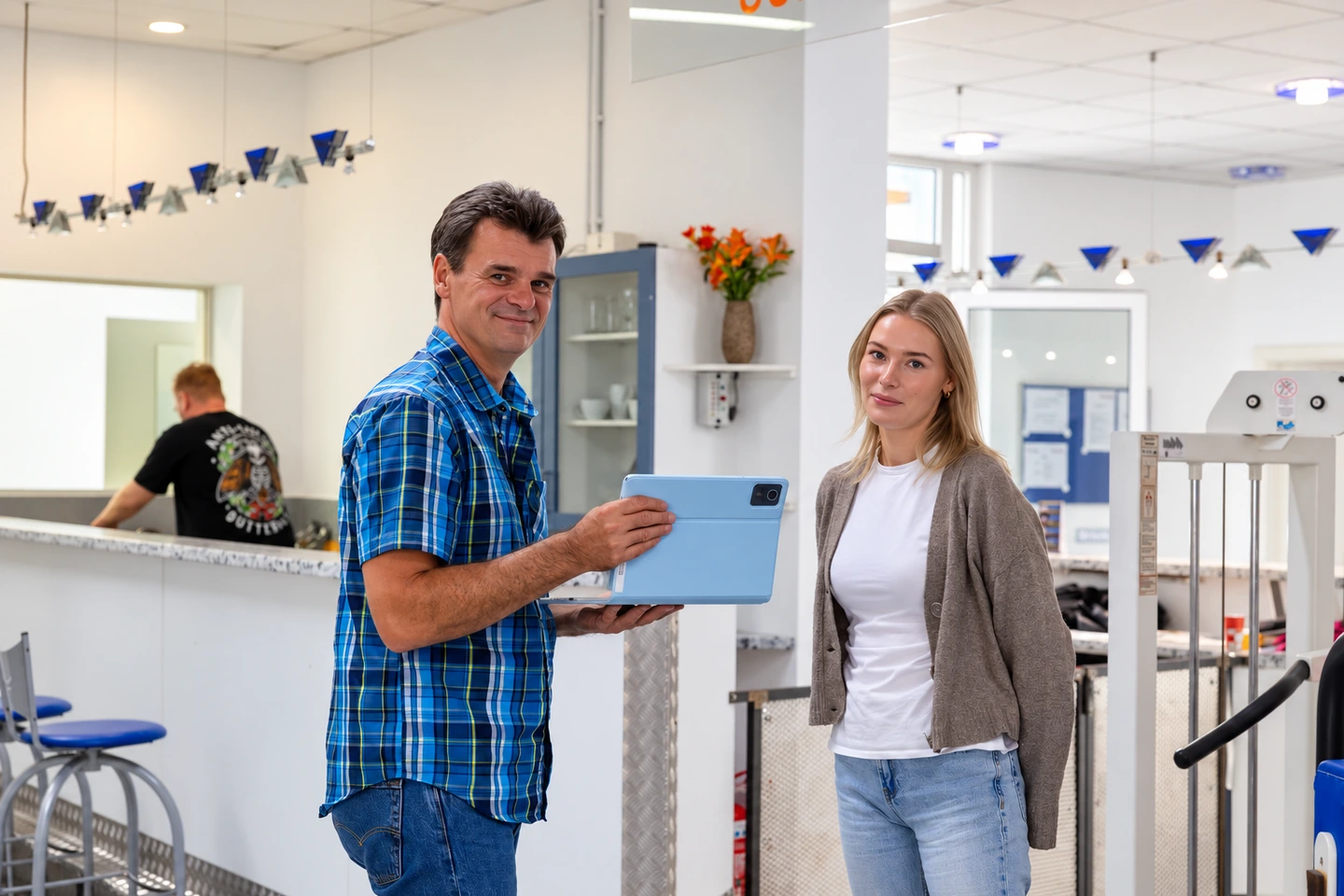 Mitarbeitende von Campus Gesundheit Erlangen im gemeinsamen Austausch auf der Trainingsfläche