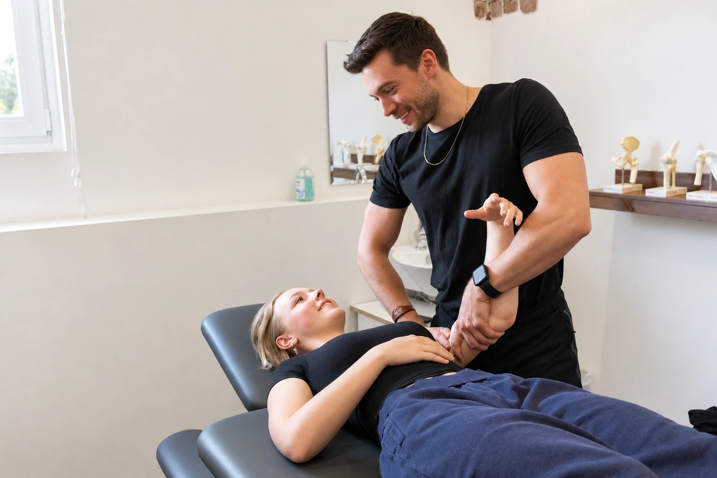 Physiotherapeut bei der Behandlung einer Patientin bei Campus Gesundheit Mögeldorf