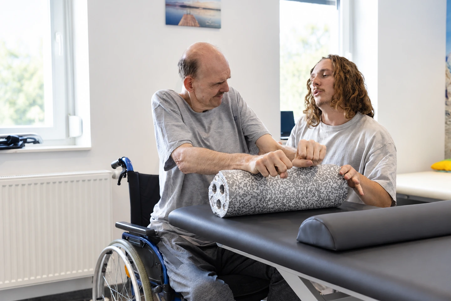 Physiotherapeut bei einer therapeutischen Übung mit einem Patienten bei Campus Gesundheit Ziegelstein
