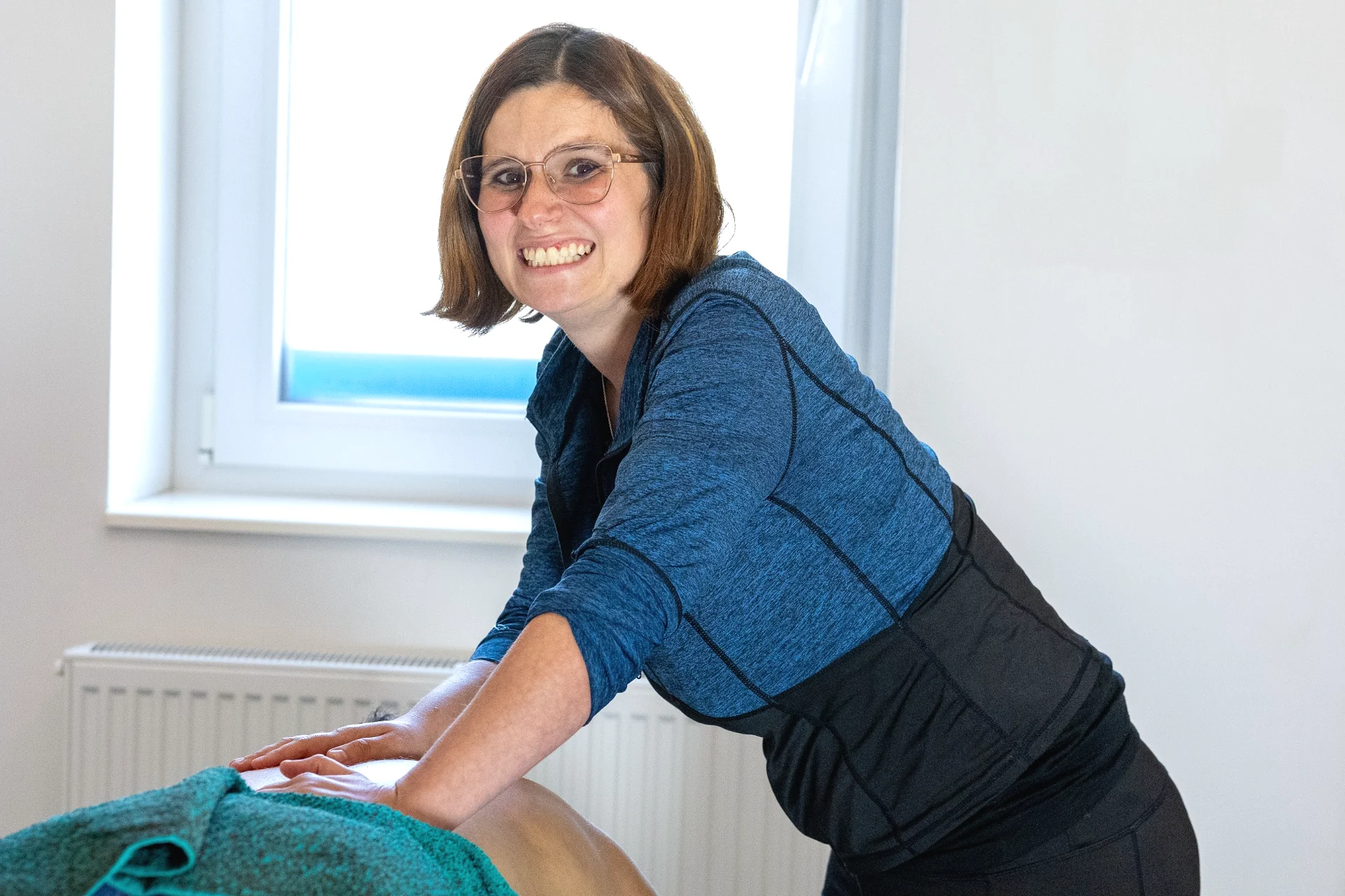 Physiotherapeutin bei einer Behandlung in einer Campus-Praxis